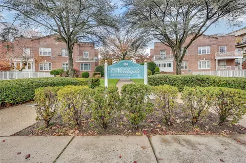 250 Central Ave #B204, Lawrence, NY 11559