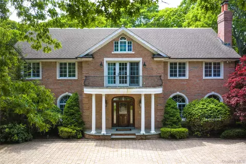 10 Emerson Ct, Hampton Bays, NY 11946