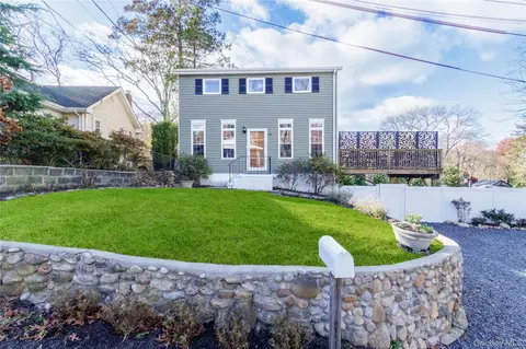 38 Manhasset Rd, Sound Beach, NY 11789