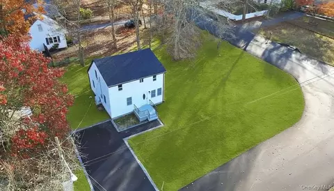 33 Broadway St, Shirley, NY 11967