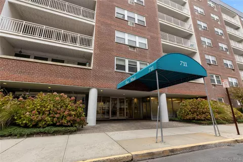 711 Shore Rd #3B, Long Beach, NY 11561
