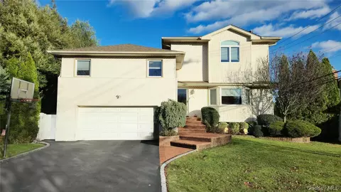 34 Melanie Ln, Syosset, NY 11791