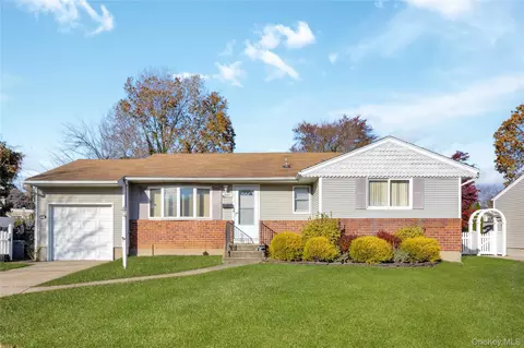 15 2nd Ave, Farmingdale, NY 11735