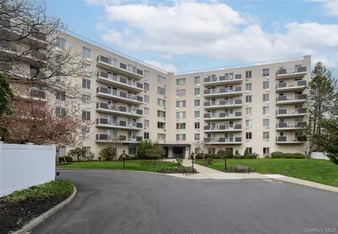 135 Post Ave #3F, North Hempstead, NY 11590