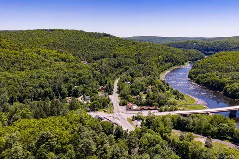 8 River Rd, Highland, NY 12719
