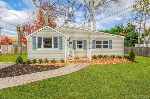 233 Cedar St, Saint James, NY 11780