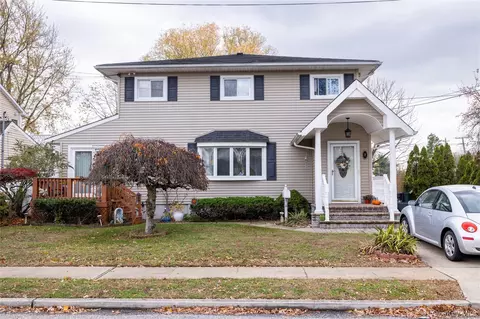 2 Bernard St, Massapequa, NY 11758