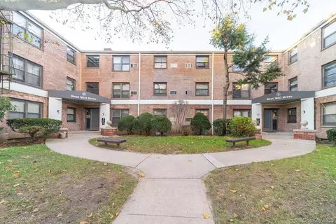 8 W Mill Dr #1B, North Hempstead, NY 11021