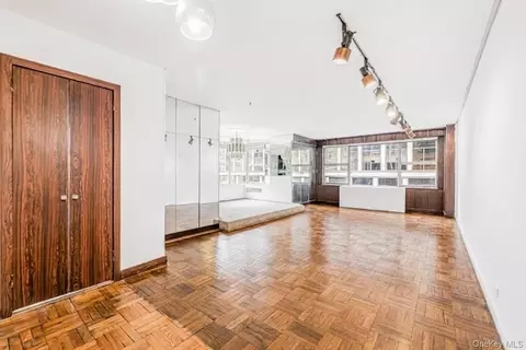 77 W 55th St #17B, New York, NY 10019
