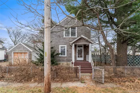 160 Lanier Pl, North Hempstead, NY 11590