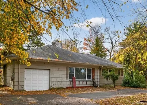 48 E Rogues Path, Huntington Station, NY 11746