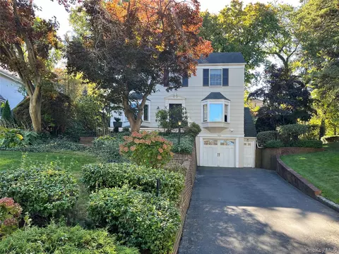 146 Quaker Ridge Rd, North Hempstead, NY 11030