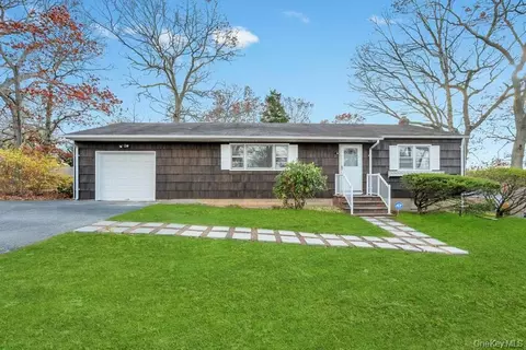 4 Washington Ave, Smithtown, NY 11787
