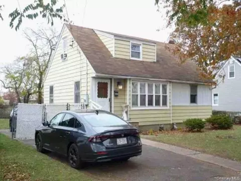 650 Winthrop Dr, Uniondale, NY 11553