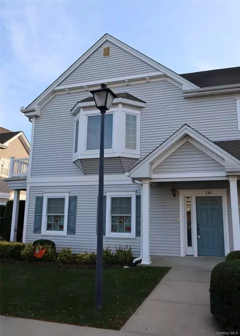 116 Kenneth Ct #116, Amityville, NY 11701