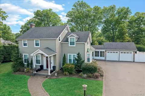 143 Oak St, Amityville, NY 11701