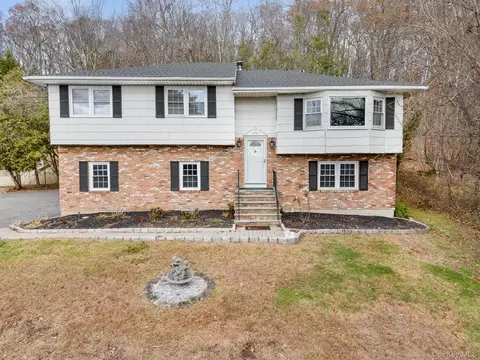 26 Astor Dr, Mahopac, NY 10541