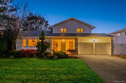 1734 Roberta Ln, Merrick, NY 11566