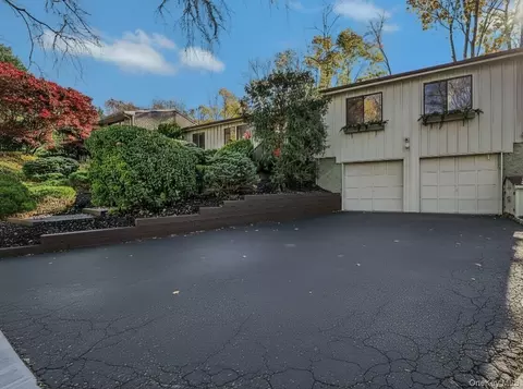 22 Highridge Dr, Huntington, NY 11743