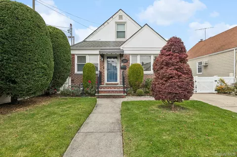466 Jefferson Pl, North Hempstead, NY 11501