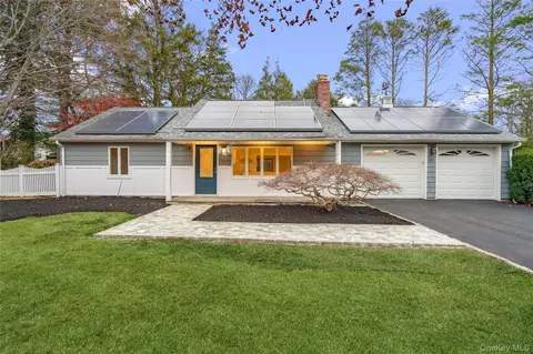 1 Upper Ln, Centerport, NY 11721
