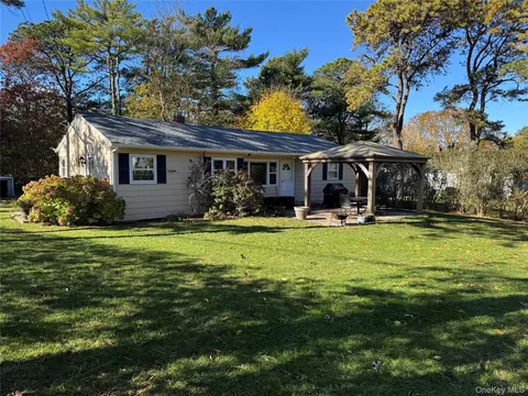 39 North Rd, Hampton Bays, NY 11946