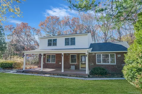 32 Williams Ave, Holtsville, NY 11742
