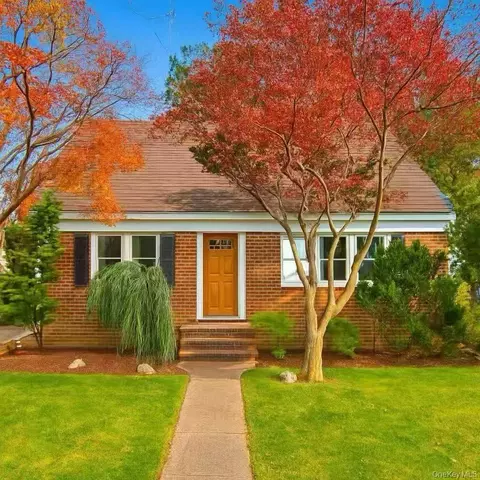 243 Cushing Ave, North Hempstead, NY 11596