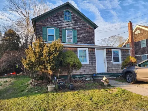 418 Lincoln St, Riverhead, NY 11901