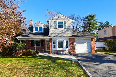 174 Parkside Dr, North Hempstead, NY 11577