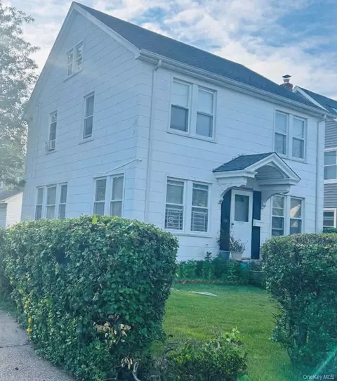 100 Broad St, North Hempstead, NY 11596