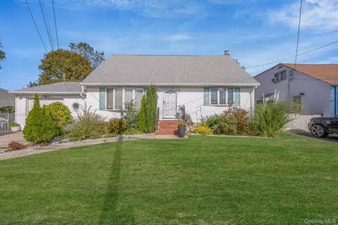 350 52nd St, Lindenhurst, NY 11757