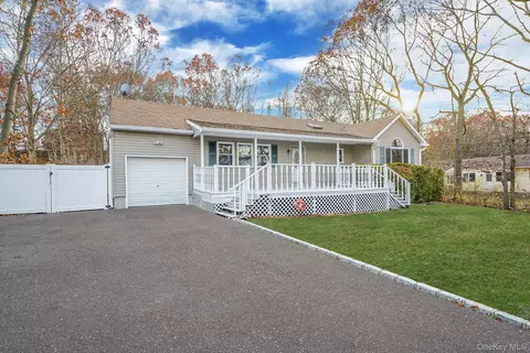 14 Clearview, Selden, NY 11784