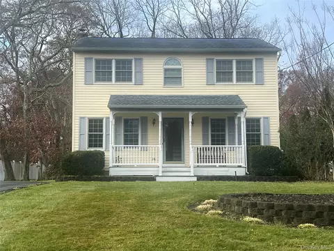 48 Crystal Beach Blvd, Moriches, NY 11955