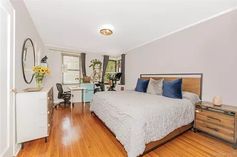 306 E Mosholu Pkwy S #1D, New York, NY 10458