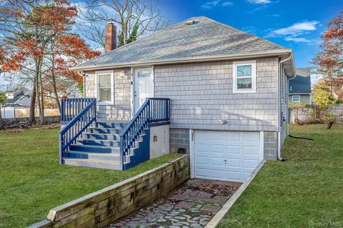 15 Lafayette Dr, Shirley, NY 11967