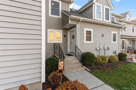 100 Boniface Dr #17C, Crawford, NY 12566