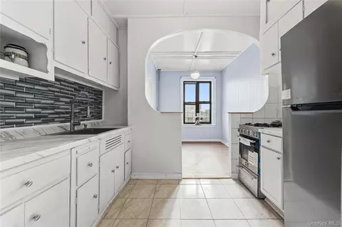 2922 Barnes Ave #5L, New York, NY 10467