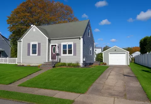 1221 Jackson Ave, Lindenhurst, NY 11757