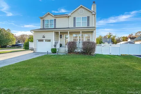 42 Quintuck Ln, East Islip, NY 11730