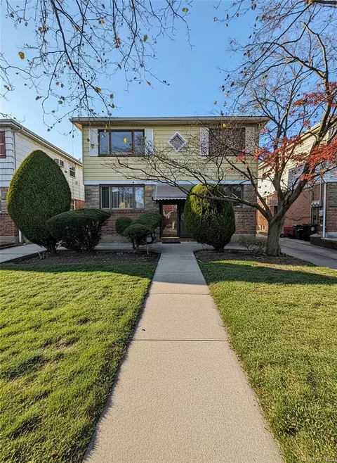 15520 Killarney St, New York, NY 11414