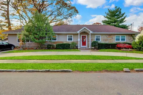 25 Sterling Pl, Malverne, NY 11565