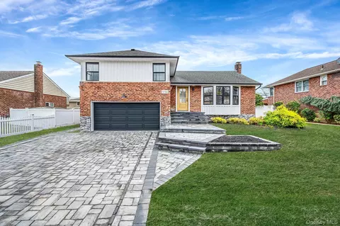 556 N Suffolk Ave, Massapequa, NY 11758