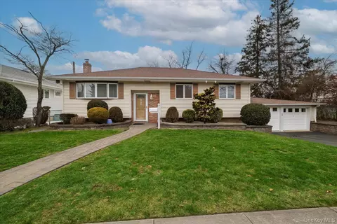 295 Thorn St, Oceanside, NY 11572