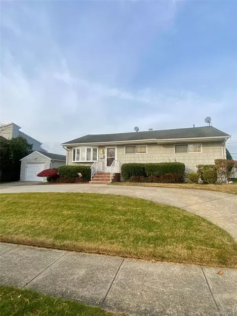 816 Anderson Ave, Franklin Square, NY 11010