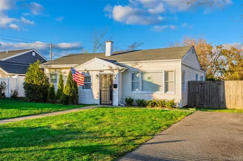 4 Somerset Rd N, Amityville, NY 11701