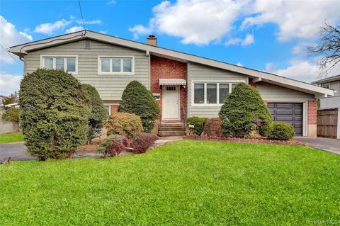 213 W 24th St, Deer Park, NY 11729