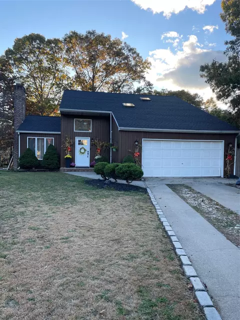 4 Marlo Ct, Selden, NY 11784