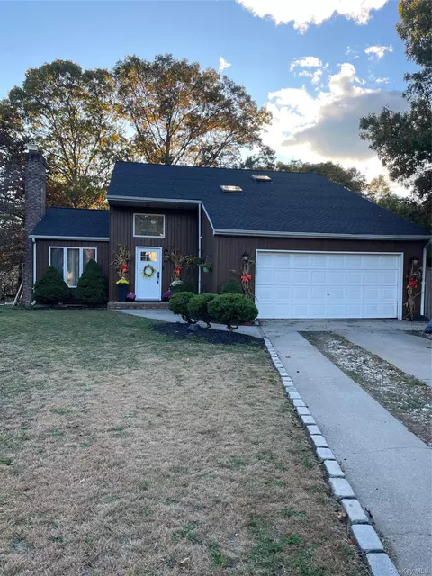 4 Marlo Ct, Selden, NY 11784