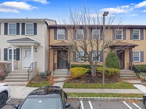 482 Iroquois Ct, Ramapo, NY 10901